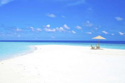 Pre-book a private sandbank lunch on the beach, for a barefoot dining experience